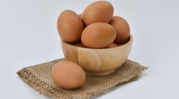 salata de oua preparat simplu dar gustos pentru masa de paste reteta pas cu pas