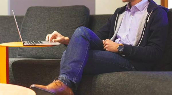 expertii transmit ca tinerii adulti trebuie sa scape primii de restrictii