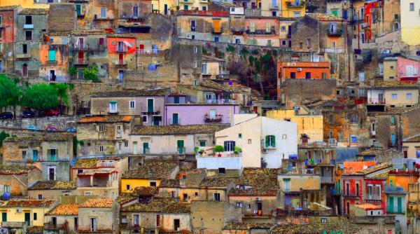 mafia italiana distribuie mancare familiilor nevoiase