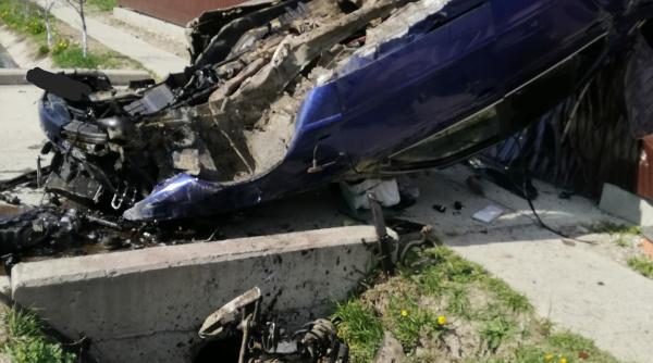 masina facuta praf  rasturnata peste gardul unei case  soferul nu avea permis