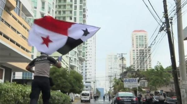 politistii din panama actiune inedita pentru a ridica moralul locuitorilor video