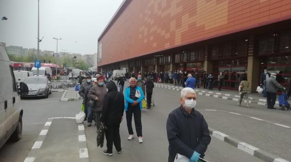 aglomeratie la piata obor acum zeci de pensionari la o coada imensa