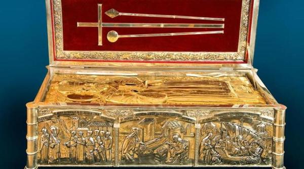 preotii scot moastele pe strazi pentru alungarea pandemiei