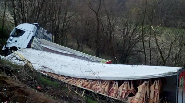 tir incarcat cu carne de porc rasturnat in judetul cluj soferul a fost ranit