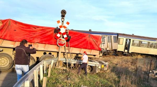 accident feroviar un tren a deraiat dupa ce a lovit un camion foto