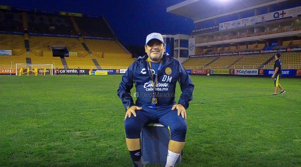 statuia lui maradona poarta masca de protectie