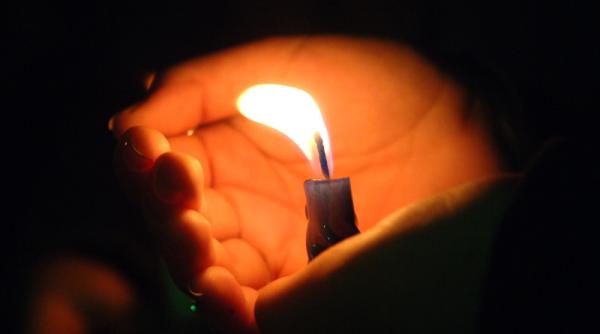 lumina sfanta a invierii o prezenta nepamanteana viziteaza ortodocsii in aceasta noapte