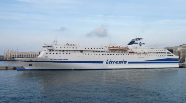 migranti in carantina pe un feribot din portul palermo
