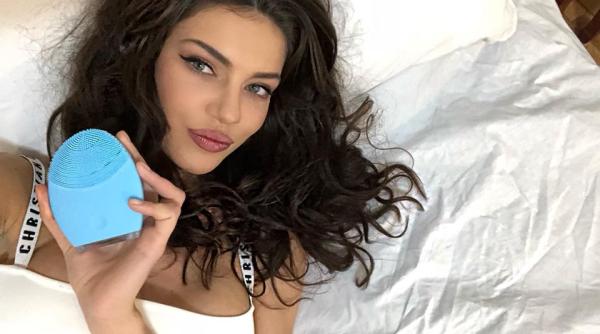 cristina ich sfidare totala a ordonantelor militare vedetele liber sa faca lucruri interzise pentru restul populatiei foto