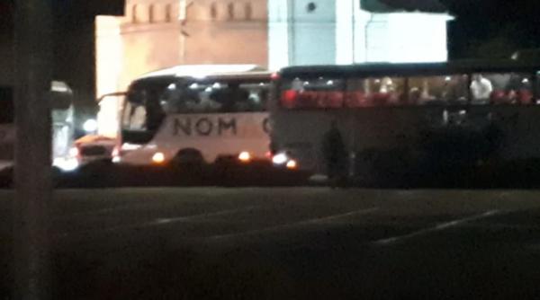 romani scosi din tara noaptea cu autocarele dorm in camp primesc 2 euro si trei conserve