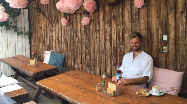 castigator roland garros acum vanzator in supermarket