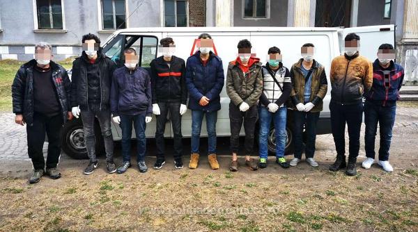 cetateni sirieni depistati ascunsi intr o autoutilitara