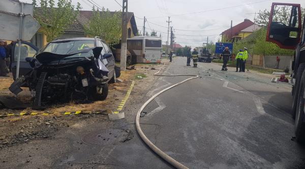 autocar cu pasageri intrat intr o casa  accident grav  conducta de gaze sparta