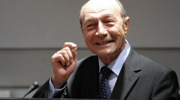 basescu mi au crescut pletele dupa ce ca am par putin ala s a incretit e ca naiba