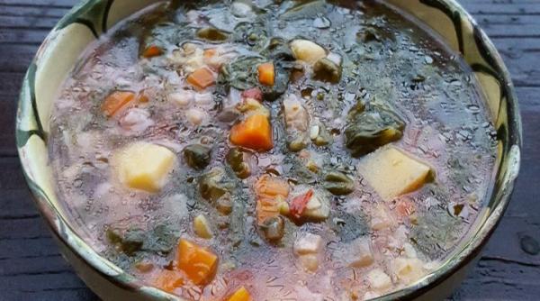 ciorba de salata cu afumatura reteta delicioasa care trebuie incercata