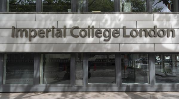 a dictat restrictiile apoi le a incalcat cu amanta scandal monstru in marea britanie