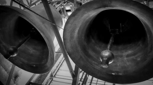 de ce bat clopotele bisericilor catolice in fiecare zi la 12 00 legatura cu iancu de hunedoara