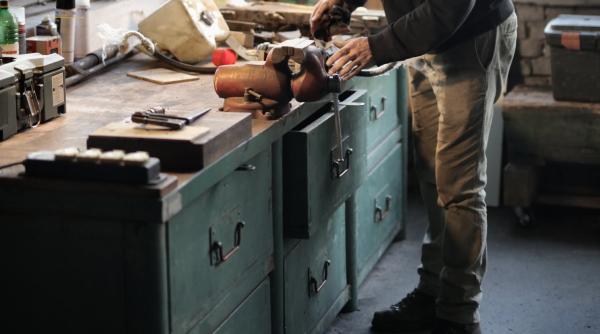 doi romani au construit un avion in garaj