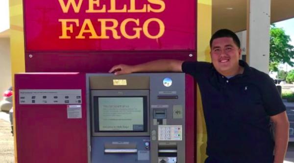 a gasit langa atm 135 000 de dolari cum a reactionat la doar 19 ani