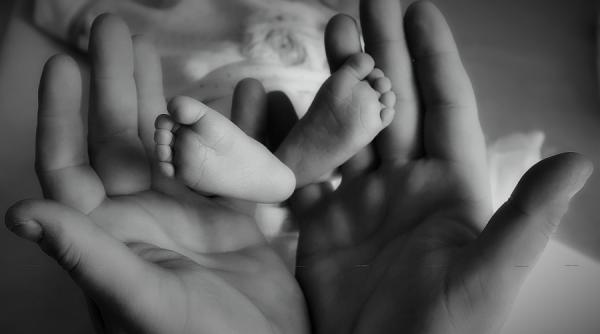 caz halucinant bebelus mort strangulat in carucior mama era prinsa cu treburi