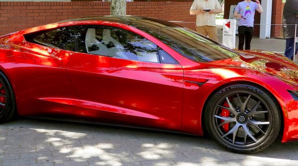 tesla roadster 2020 a fost amanata cu mai multi ani