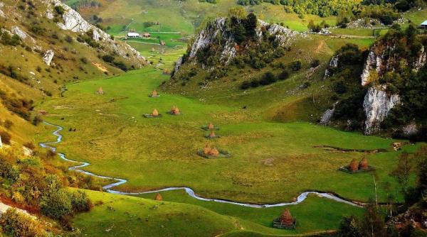 fundatura ponorului coltul de rai din romania palma lui dumnezeu de care putini au auzit