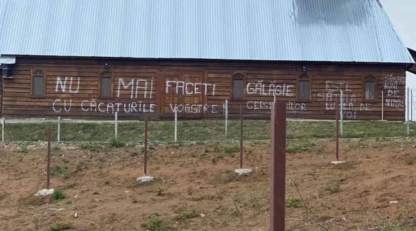 biserica de lemn din maramures vandalizata cu vopsea