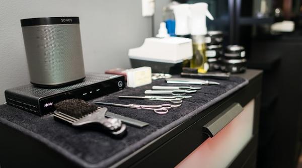 saloanele de infrumusetare luate cu asalt nu mai gasesti loc sa te tunzi decat peste o luna