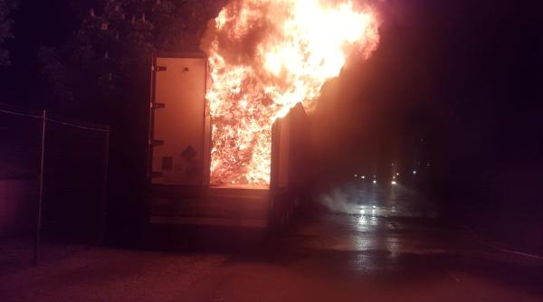 tir incendiat in toiul noptii la brasov politistii fac cercetari