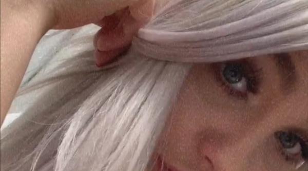 video din salonul deschis in stare de urgenta pentru o blonda care nu mai suporta sa aiba radacinile naturale