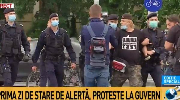 ceausescu a venit la protestul de la guvern jandarmii au intervenit si l au ridicat