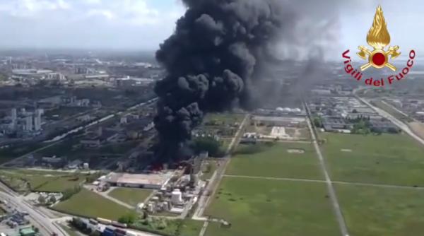 explozie la o uzina chimica  oamenii pun prosoape umede la ferestre