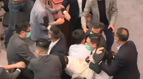 bataie ca in filme in parlament  imaginile zilei in lume