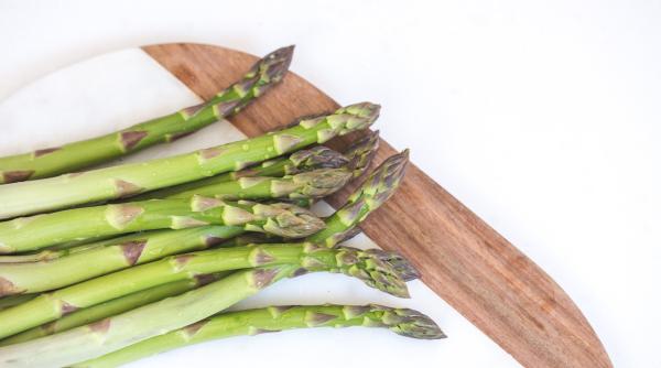 ce beneficii are sparanghelul pentru organism  diferenta dintre cel alb si cel verde