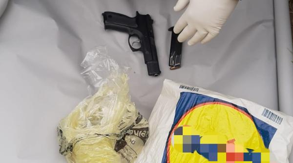 un pistol letal si 12 cartuse ridicate in urma unor perchezitii la resita