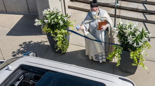 un preot din sua i a impuscat pe enoriasi cu apa sfintita