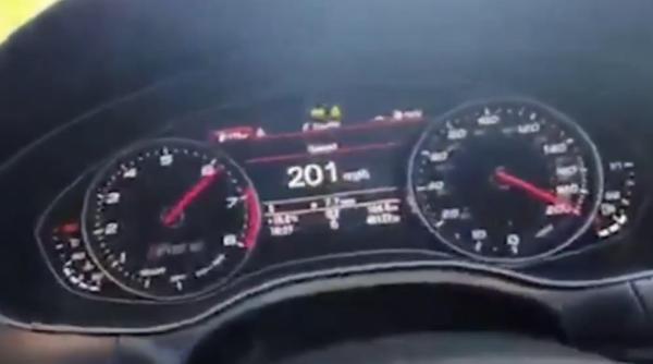 a condus cu 324 km h cu o singura mana pe volan in cealalta avea telefonul