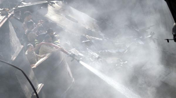 avion prabusit peste case  imagini dramatice de la locul tragediei  autoritatile recupereaza cadavrele