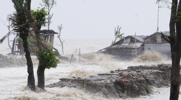 ciclonul amphan  pagube de 13 2 miliarde de dolari  60prc  din populatie a fost afectata
