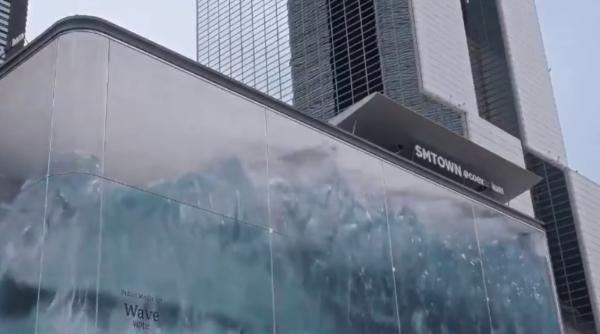 valurile se prabusesc peste pietonii din centrul seulului ecran 3d gigant