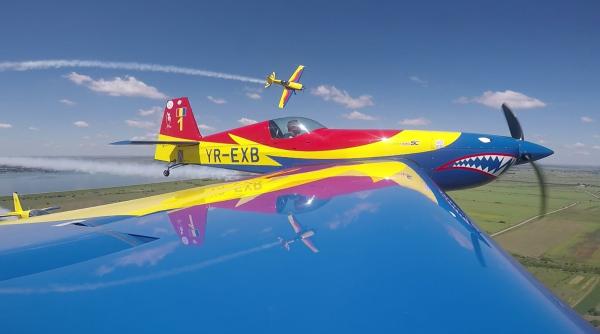 acrobatii pe cerul bucurestiului in semn de multumire pentru cei din linia intai