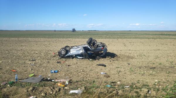 masina facuta praf dupa ce s a rasturnat pe camp  cinci victime au fost ranite