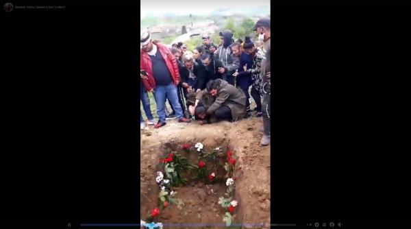 zeci de persoane s au inghesuit la inmormantarea unui copil