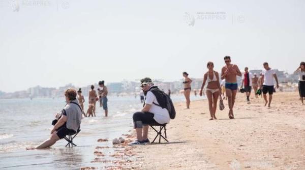 italienii au luat cu asalt plajele inaintea deschiderii oficiale