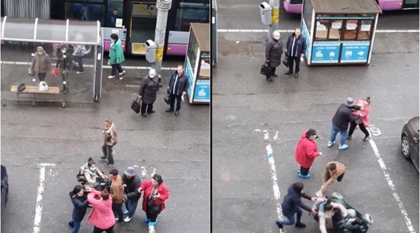 femeie in scaun cu rotile rasturnata de un barbat in mijlocul strazii