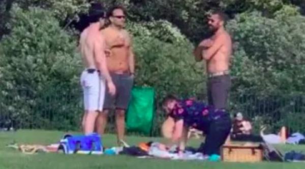 premierul care sfideaza propriile restrictii fara tricou cu prietenii