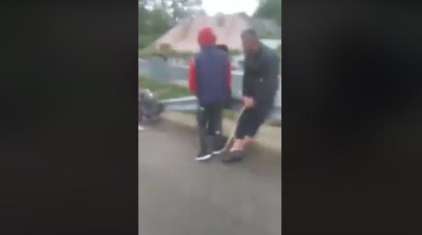 video un tanar dezbracat pe strada agreseaza sexual un minor politia face cercetari