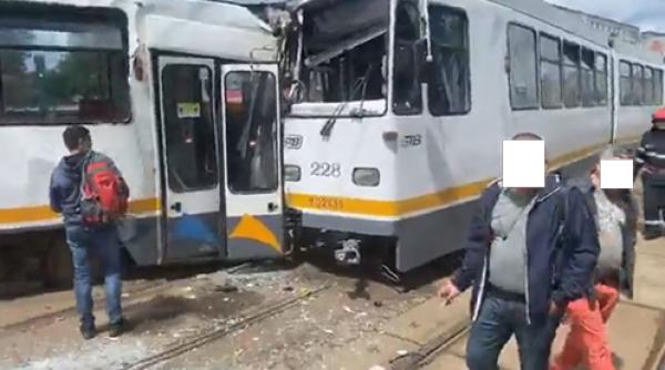accident intre doua tramvaie in bucuresti calatori raniti transport de urgenta la spital