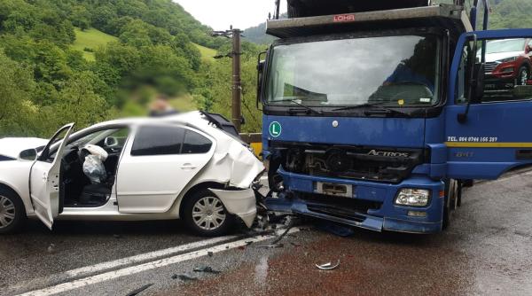 trafic blocat pe dn 7 accident cu un trailer cu autoturisme un tir si doua masini