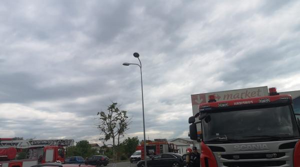 incendiu la un mall din alba iulia pompierii intervin la fata locului